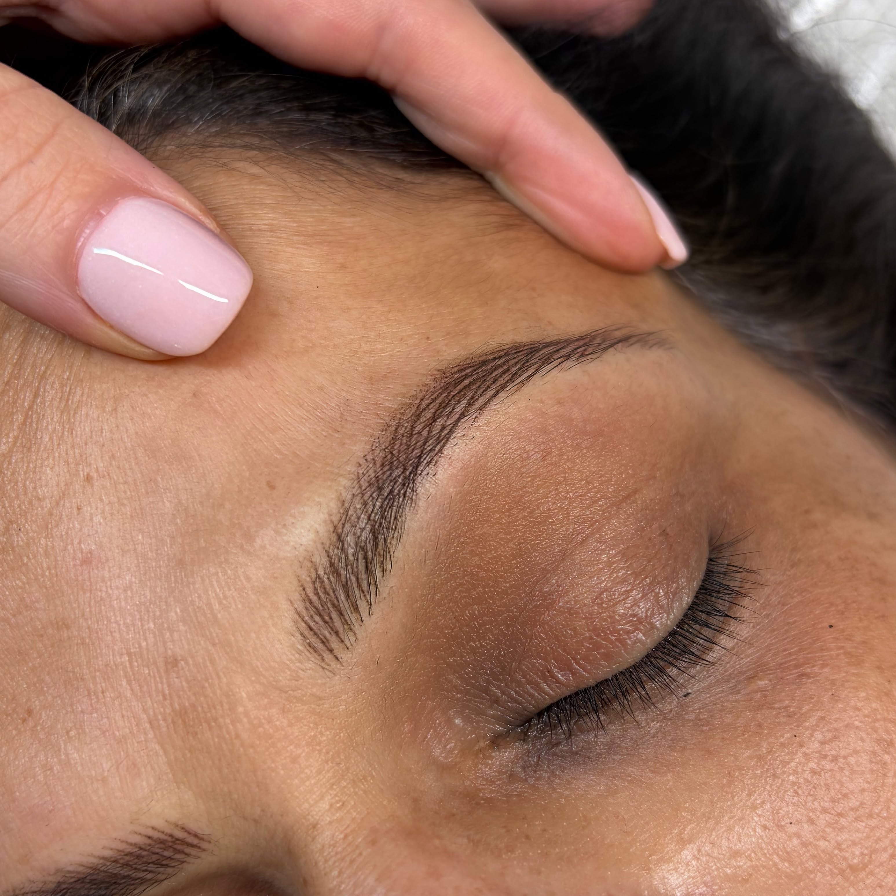 Machine hairstroke and hyper realism brows with fine, lifelike strokes